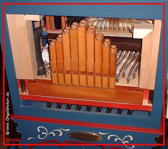 Einblick von vorn in die geffnete Orgel