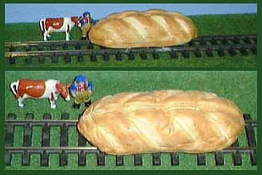 Kuh und Bauer wundern sich: Da kommt doch tatschlich ein Brot gefahren!